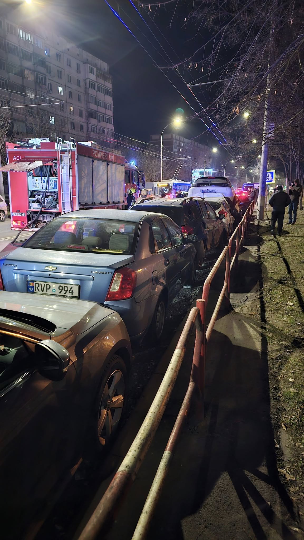 FOTO/VIDEO Accident cu implicarea a 7 mașini, la Chișinău: o persoană - transportată la spital 