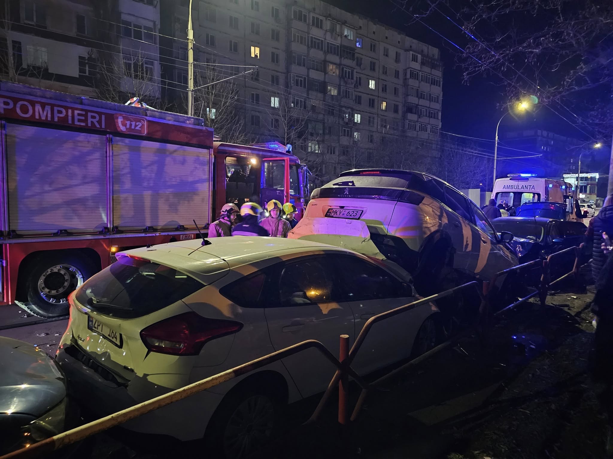 FOTO/VIDEO Accident cu implicarea a 7 mașini, la Chișinău: o persoană - transportată la spital 