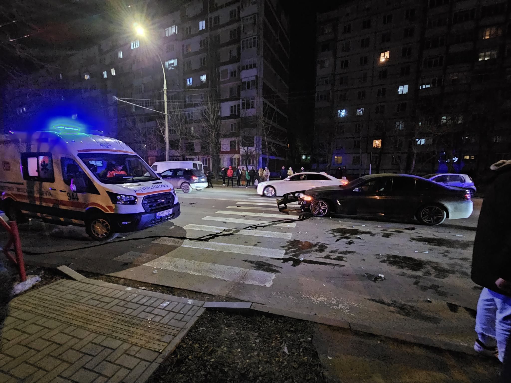 FOTO/VIDEO Accident cu implicarea a 7 mașini, la Chișinău: o persoană - transportată la spital 