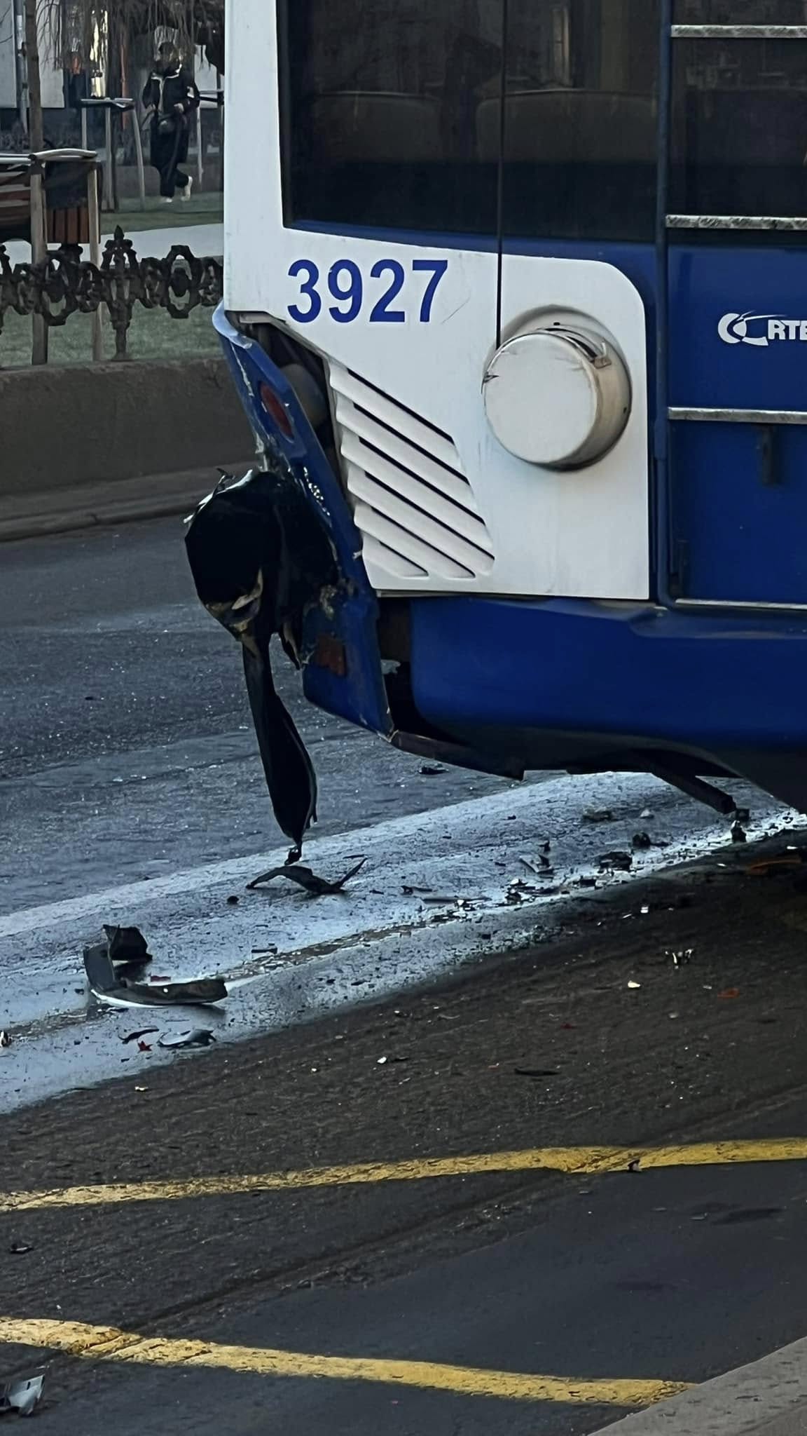 (ФОТО) В Кишиневе автомобиль врезался в троллейбус. Из-за ДТП нарушено движение транспорта на бульваре Григоре Виеру