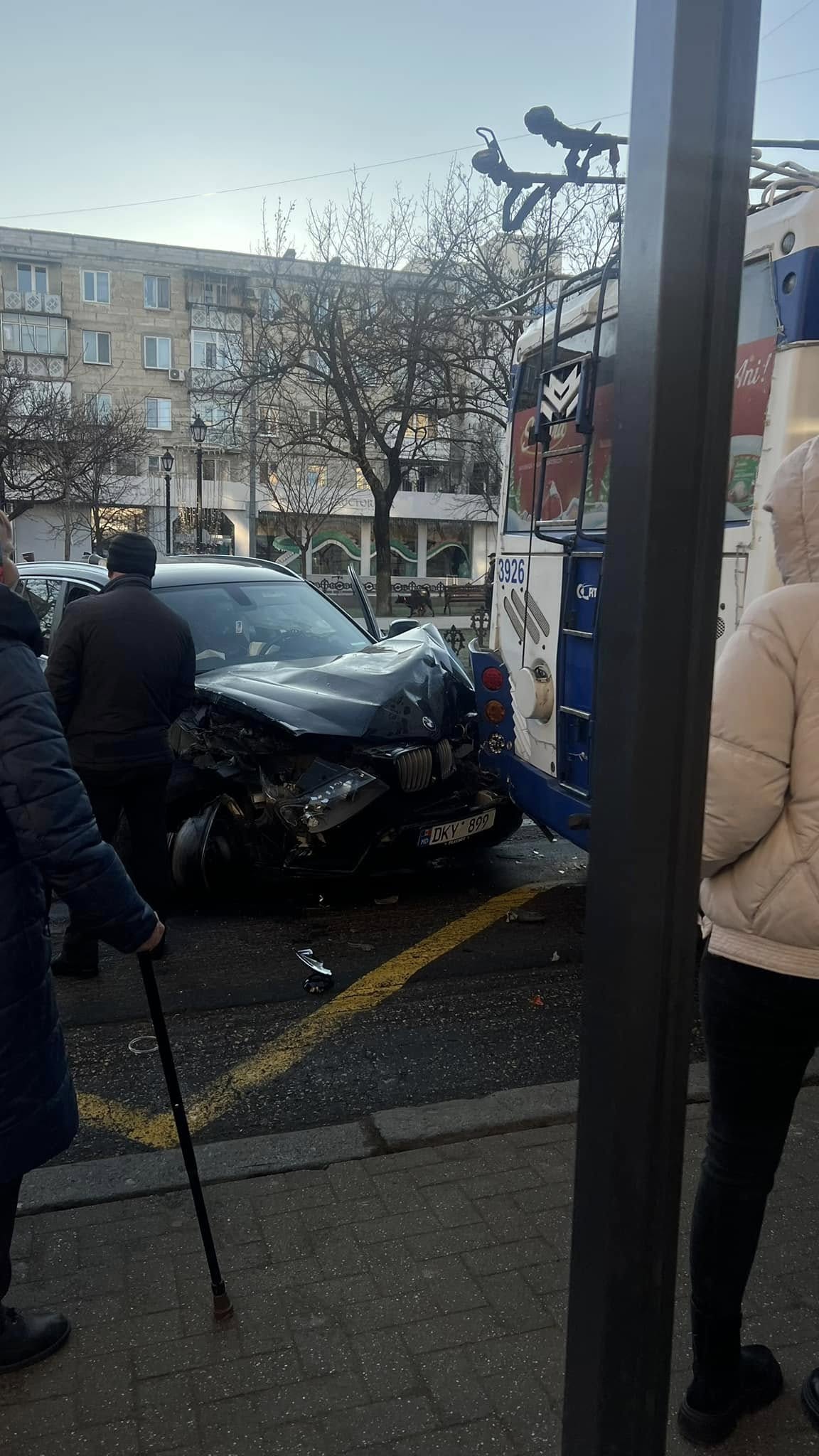 (ФОТО) В Кишиневе автомобиль врезался в троллейбус. Из-за ДТП нарушено движение транспорта на бульваре Григоре Виеру