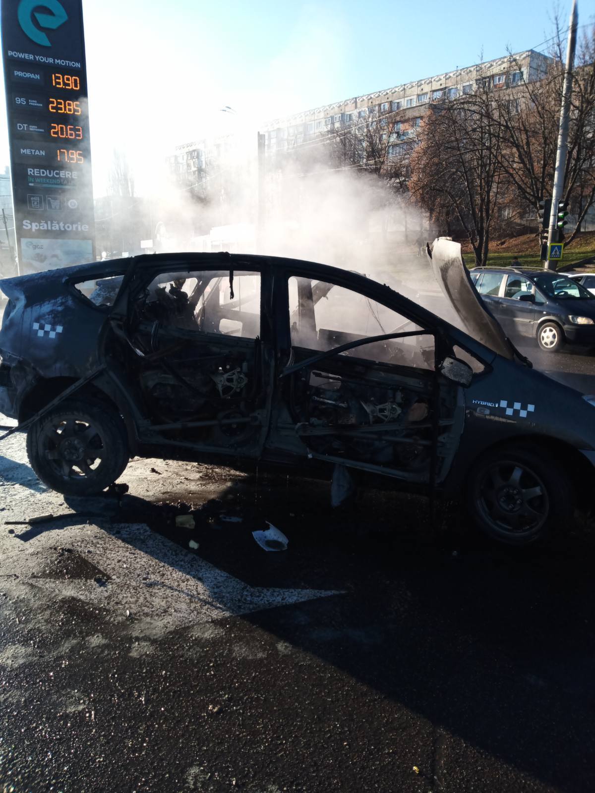 (ФОТО) В Кишиневе на заправке взорвался и загорелся автомобиль такси. Пострадал водитель