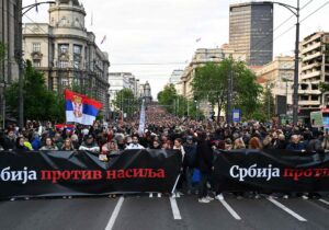 Протесты не прекращаются. Премьер-министр Сербии Милош Вучевич объявил об отставке