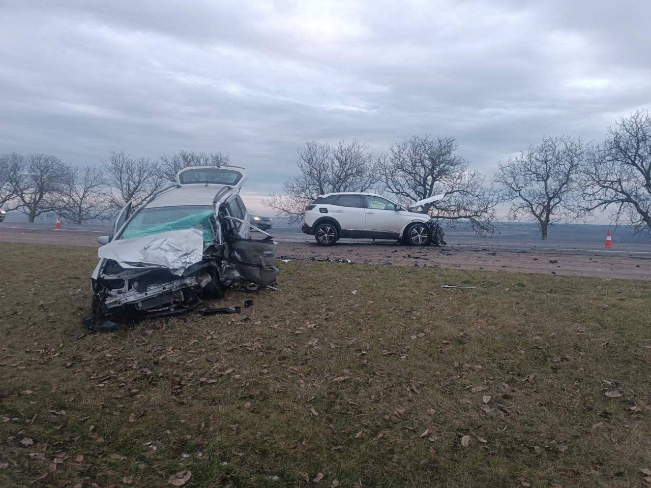 (ФОТО) В Дрокиевском районе столкнулись два автомобиля, один человек погиб