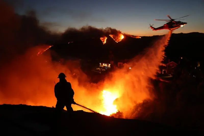 Incendiile din Los Angeles: 16 persoane au murit. Focul și-a schimbat direcția 