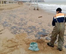 Păcura scursă în Marea Neagră a ajuns pe plajele din Crimeea. A fost instituită stare de urgență la Sevastopol