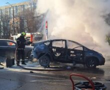 (ФОТО) В Кишиневе на заправке взорвался и загорелся автомобиль такси. Пострадал водитель