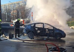 (ФОТО) В Кишиневе на заправке взорвался и загорелся автомобиль такси. Пострадал водитель