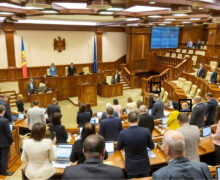 (ВИДЕО) Парламент Молдовы почтил память погибших в войне в Украине. Три депутата не встали со своих мест