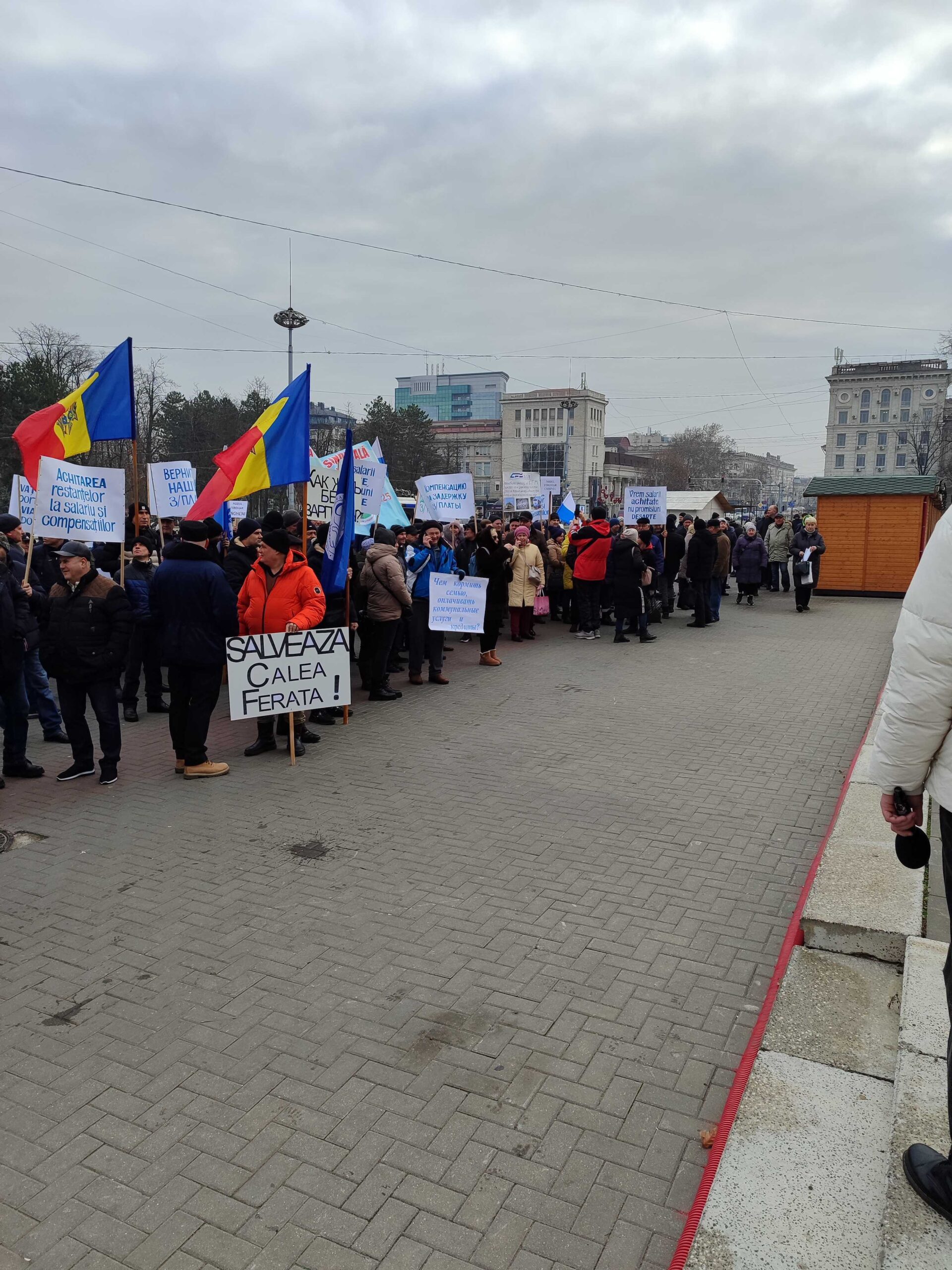 Feroviarii protestează în 7 localități din Moldova. Imagini din Chișinău și Bălți VIDEO