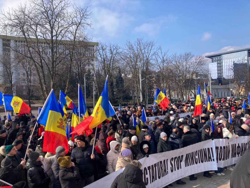 „Demisia” versus „Maia Sandu - președinte”. Protest și contraprotest la Președinție (FOTO)