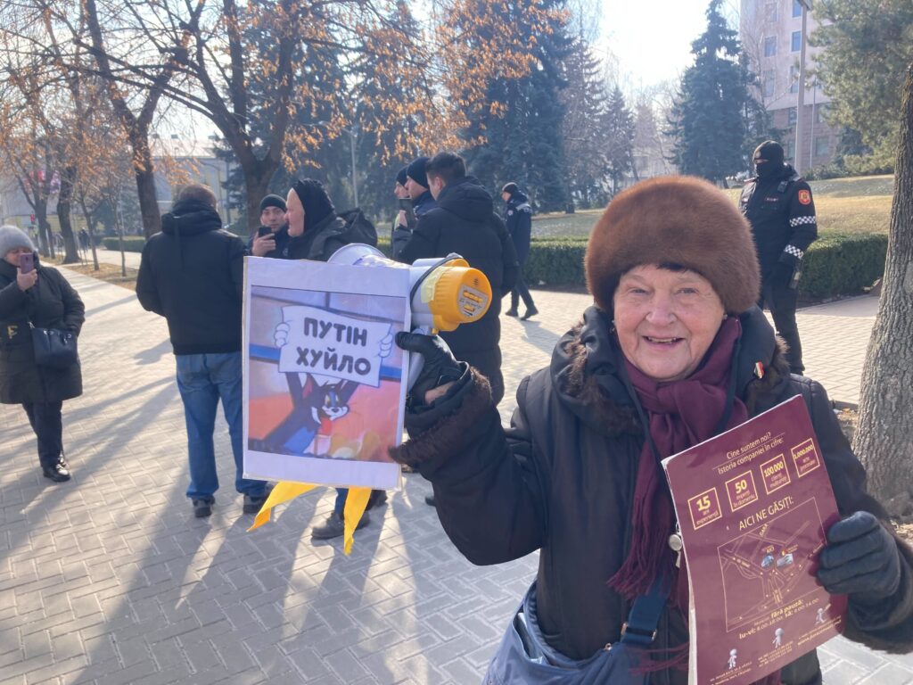 „Demisia” versus „Maia Sandu - președinte”. Protest și contraprotest la Președinție (FOTO)