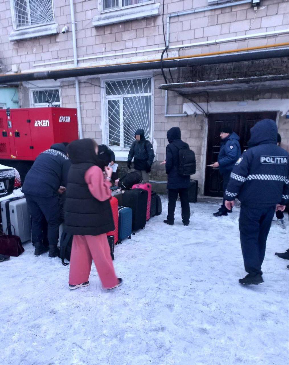 Un autocar de pe ruta Kiev-Chișinău a fost proiectat într-un copac în Florești: 16 persoane au ajuns la spital (FOTO)